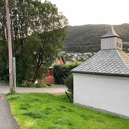 Moderne Og Fullt Utstyrt 3-rom Hageleilighet Sentrum Naer アパート