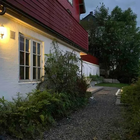 Moderne Og Fullt Utstyrt 3-rom Hageleilighet Sentrum Naer ベルゲン